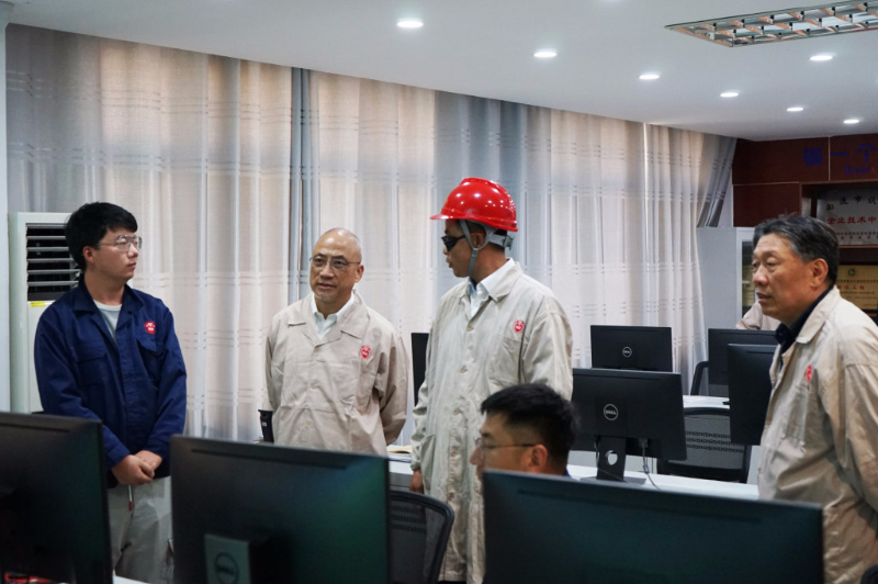 上海醫(yī)藥執(zhí)行董事、總裁左敏一行調(diào)研南通常佑藥業(yè)
